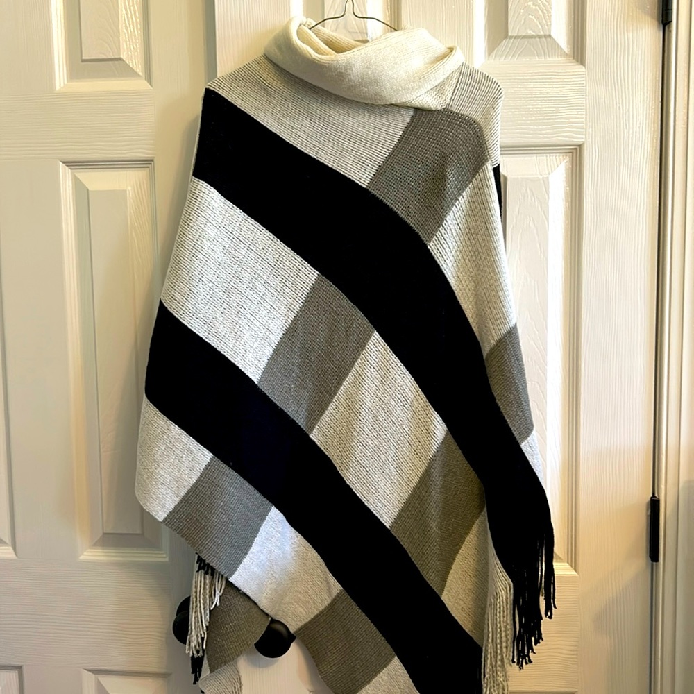 Loft poncho with loose turtleneck, one size